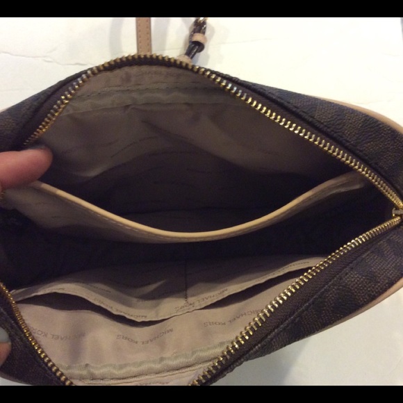 Michael Kors Fulton crossbody & carry all wallet - Picture 5 of 10